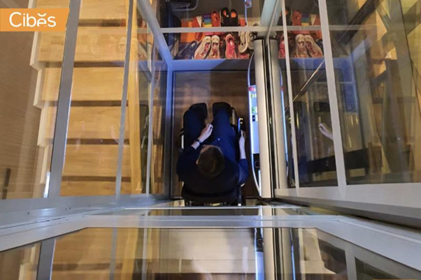 ลิฟท์ผู้พิการของ Cibes Lift จะทำให้คนพิการที่มีข้อจำกัดในการเคลื่อนไหวสามารถไปทุกที่ในบ้านและอาคาร