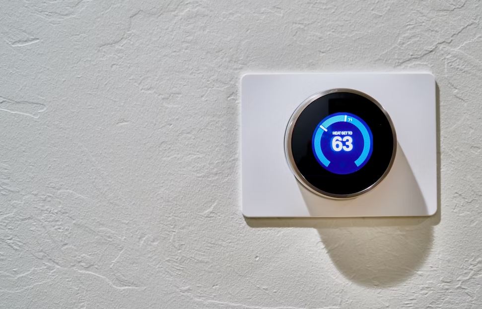 เครื่องปรับอุณหภูมิปัญญาประดิษฐ์ ที่เป็นอีกหนึ่งอุปกรณ์ IoT ในบ้านรักษ์โลก