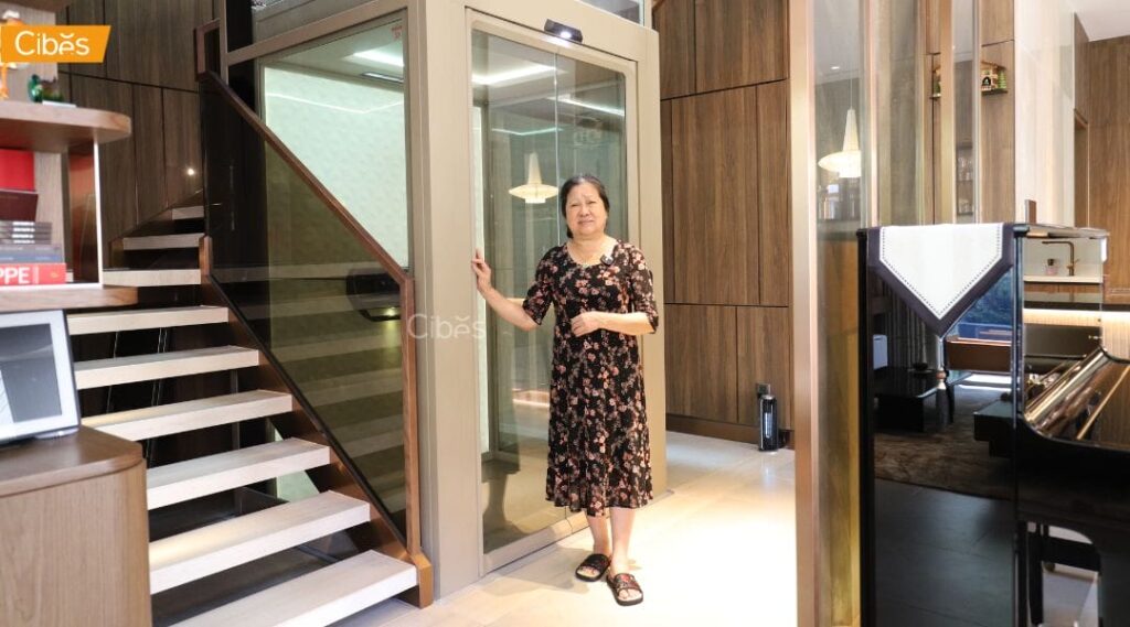 เจ้าของบ้านสูงวัยใช้ลิฟต์บ้านเพื่อการเข้าถึงทุกชั้นอย่างปลอดภัย