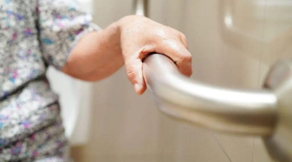 การติดตั้งราวจับให้ผู้สูงอายุในบ้านเพิ่มความปลอดภัย